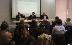 Juan Mulet (izda), durante la presentación del informe