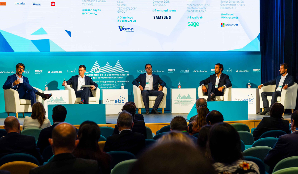 Mesa redonda sobre el plan de digitalización de las pymes, en el 35 Encuentro de la Economía Digital y las Telecomunicaciones celebrado en Santander.