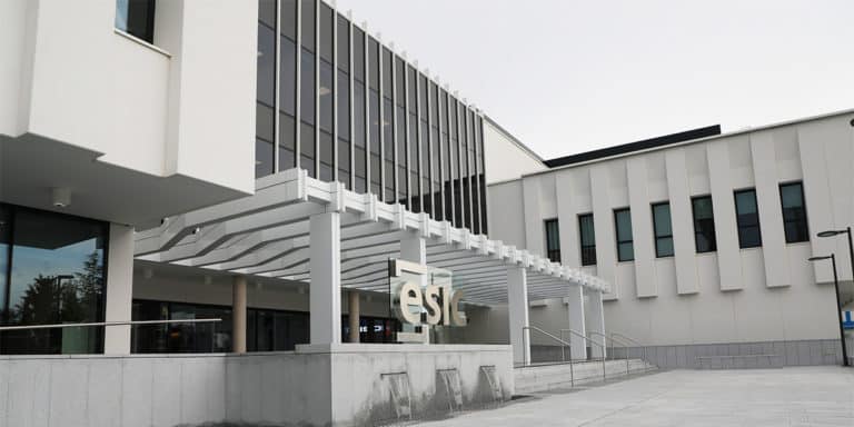 Entrada de la nueva Business & Marketing School de ESIC, en el campus de Juan XXIII de Pozuelo de Alarcón (Madrid).