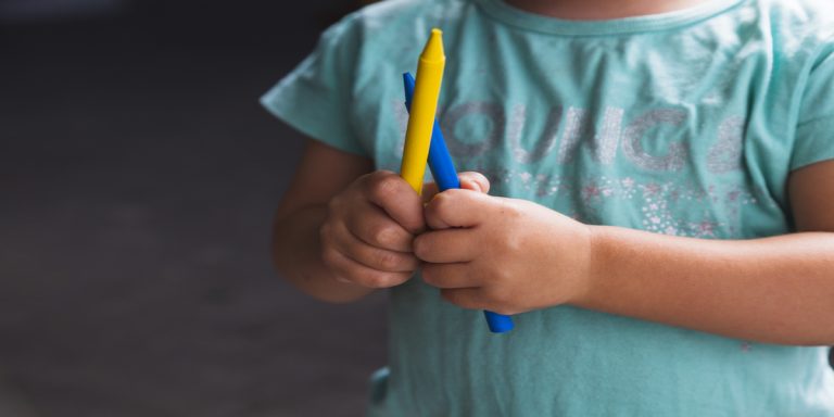 Niño ucraniano con pinturas