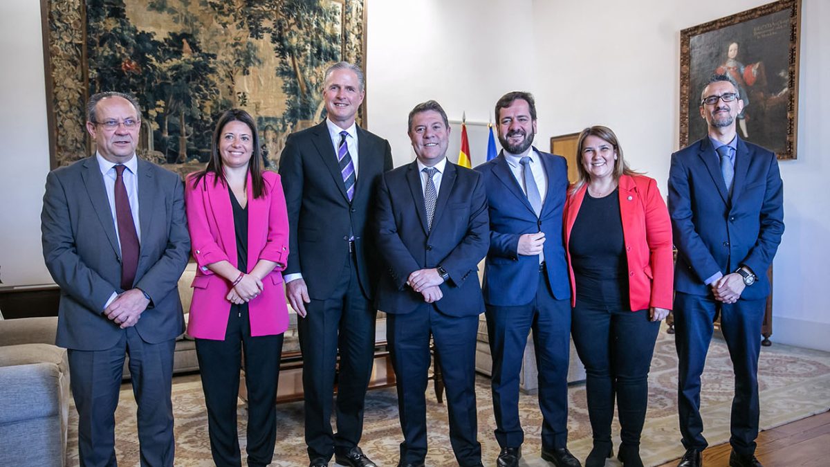 Firma de protocolo entre el Gobierno de Castilla - La Mancha y la empresa Smart Technologies.