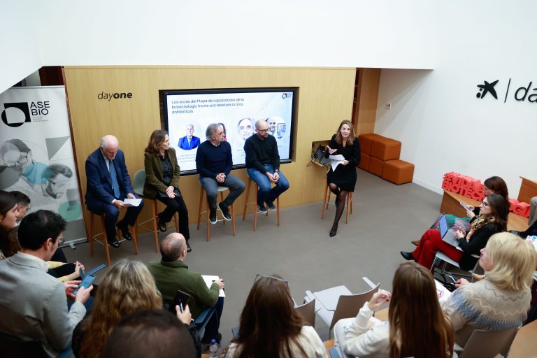 De izq. a derecha, Juan Basterra (Mikrobiomik), Rosario Cerrato (Ingulados), Juan José Infante (Vaxdyn), Daniel López (CSIC) Y Cristina Nadal (MSD). Foto: Asebio.