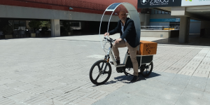 Las bicicletas que ruedan con el sol