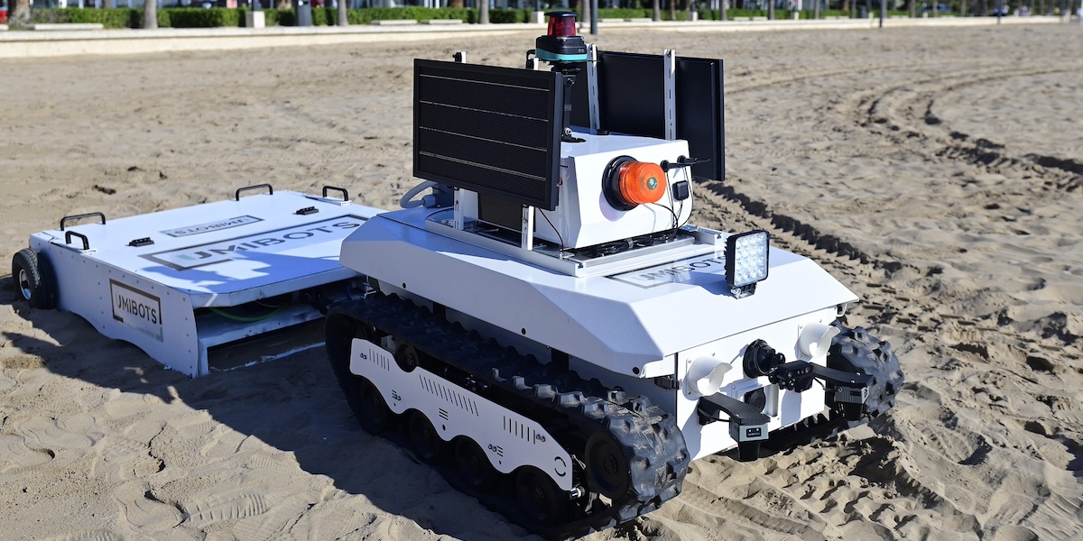 La playa de la Malvarrosa se limpia con un robot inteligente