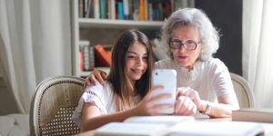 Jugar con abuelos y familiarizarlos con la tecnología sin pasar calor