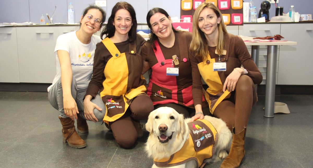 Vanessa Corral, en el centro, junto al equipo de intervención.