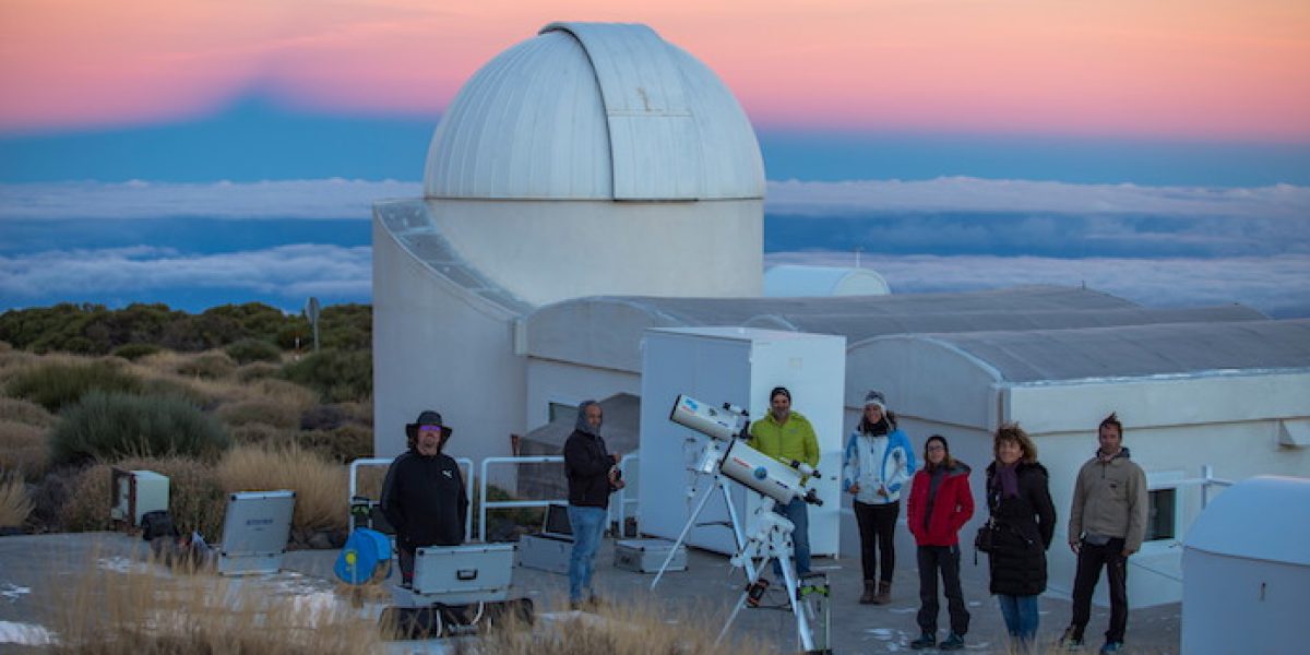 Uno de los cursos de montaje y uso de telescopios en el Observatorio del Teide. Crédito: Daniel López / IAC.