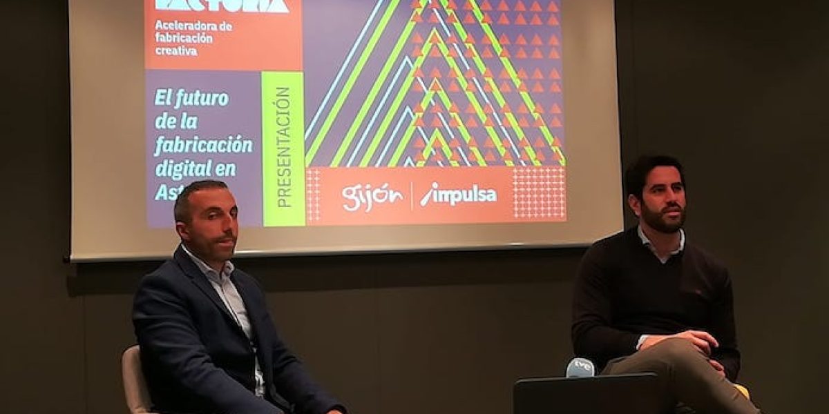 Óscar Cosido, fundador de UPIntelligence, y Rubén Hidalgo, director de Gijón Impulsa, en la presentación de La Factoría.