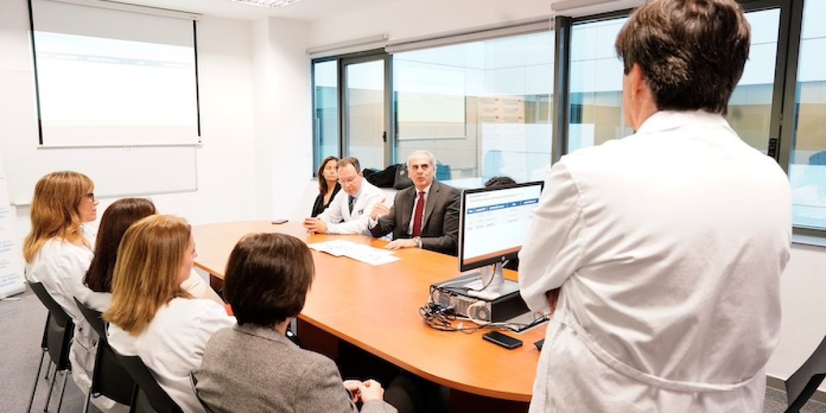 Momento de la visita del consejero de Sanidad, Enrique Ruiz Escudero, al Hospital Puerta de Hierro