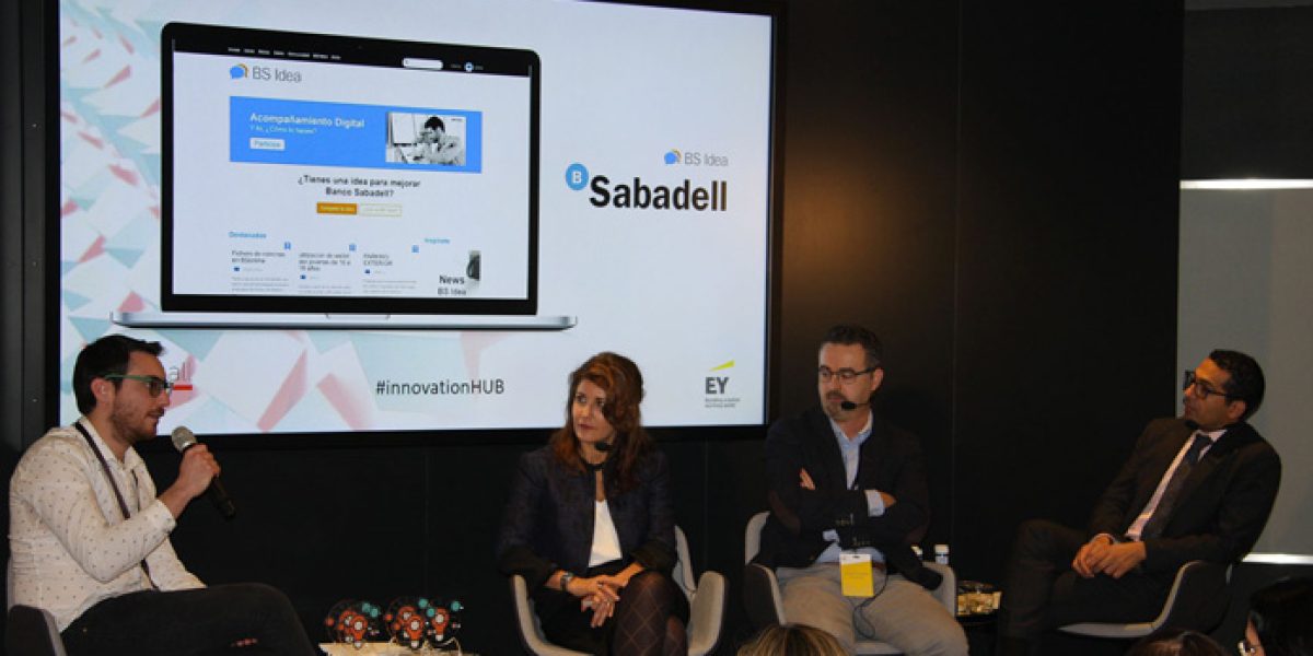 De izquierda a derecha, Rubén Hernández (Banco Sabadell), Elena Ivars (Alain Affelou), Javier Paniagua (Calidad Pascual) y Óscar Katime (EY, moderador de la mesa)